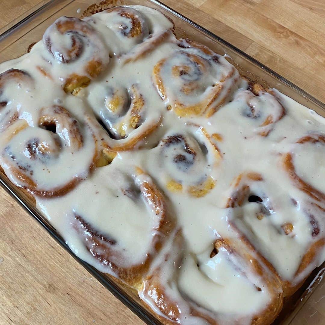Maddi Braggのインスタグラム：「these pumpkin cinnamon rolls will change your life ✨ link in my bio if you wanna level up」