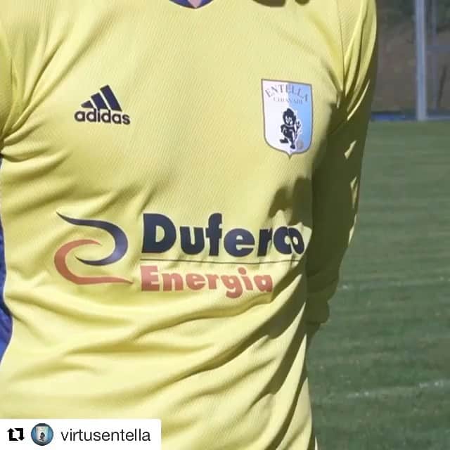 ジュゼッペ・デ・ルカのインスタグラム：「#Repost @virtusentella with @get_repost ・・・ 📹 BACKSTAGE⁣ ⁣ 🔝 I nostri ragazzi scoprono i nuovi kit gara 2020/2021 ⁣ ⁣ @adidasita @adidasfootball ⚪️🔵 #ForzaEntella #unasolasquadra」