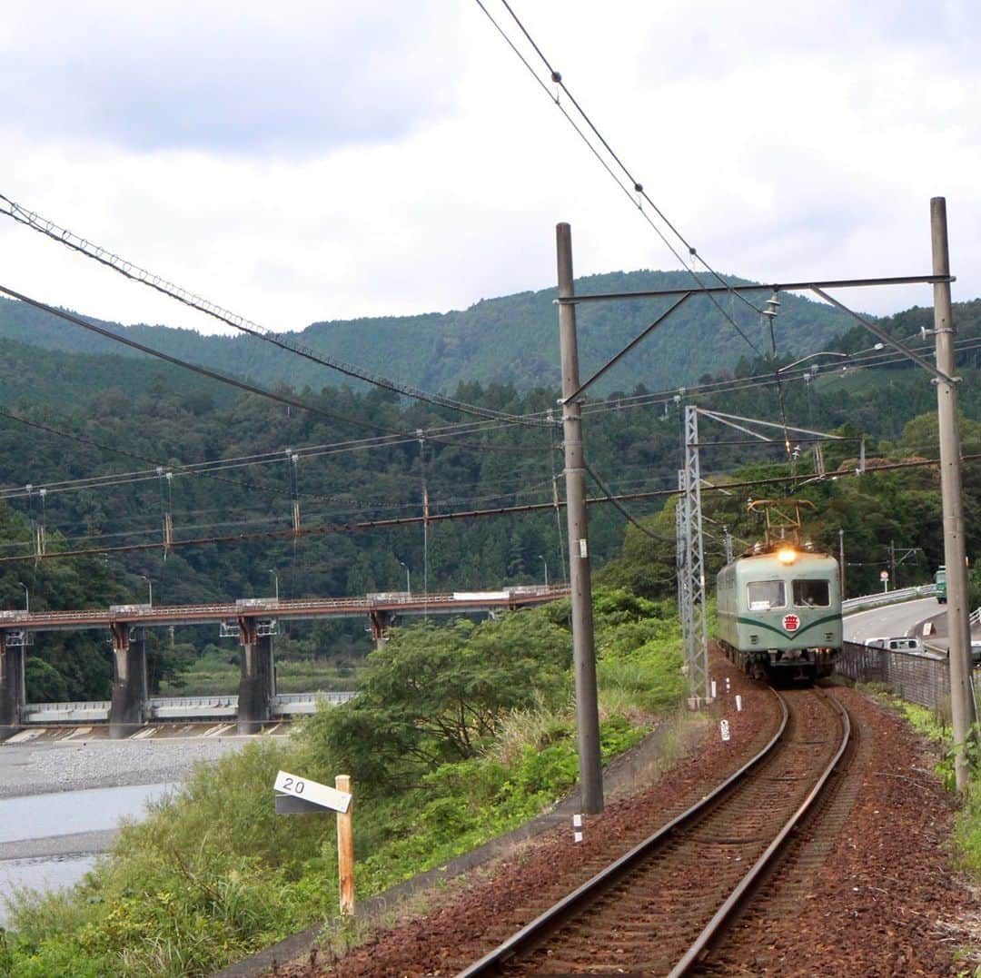 kawanepassportのインスタグラム：「塩郷の吊り橋 長さ220m 高さ10m  お出かけするには いい季節になって きました😄  スリルを感じる ことができます😆  #川根パスポート #かわねパスポート #kawanepassport  #kawanepass  #クーポン  #田舎  #いなかぐらし  #japan #japantravel  #田舎の風景  #countryside #countrylife #kawanephoto #川根の風景 #田舎暮らし #鉄道がある風景 #静岡県 #shizuoka #happiness #川根本町 #kawanehoncho #大井川鐵道 #大井川鉄道  #oigawarailway  #oigawatetsudo  #ドライブデート #塩郷の吊り橋  #恋が叶う場所  #japan_of_insta」