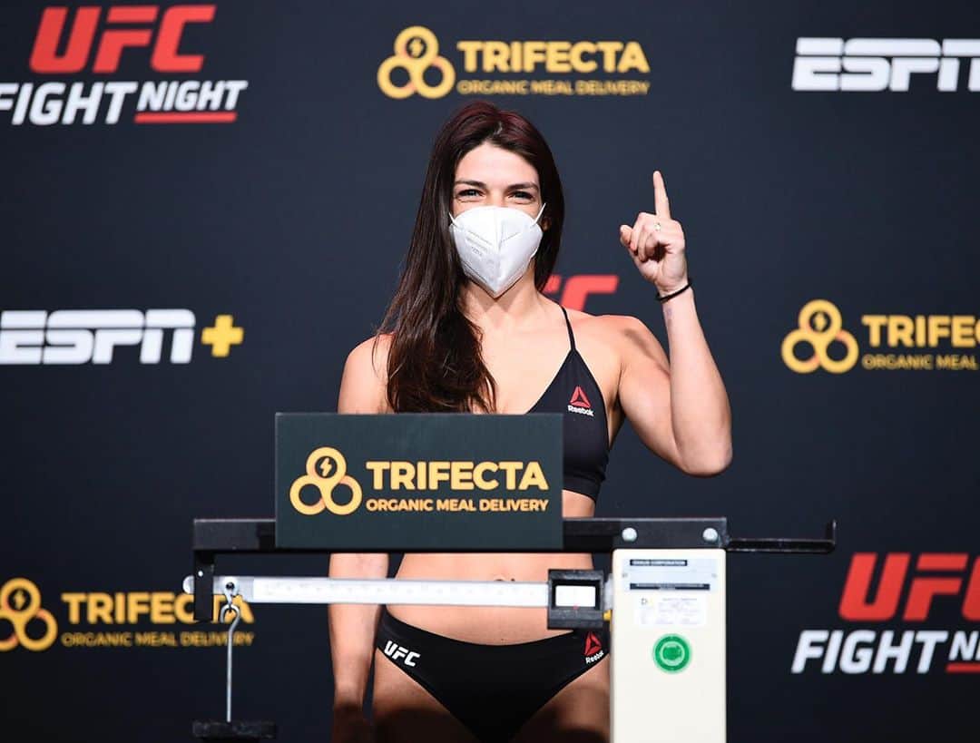 マッケンジー・ダーンのインスタグラム：「115lbs feeing great! You can’t see my smile but you can see how happy I am in my eyes! 1 more day!  • • 52,2kg peso batido e me sentindo ótima!! A máscara tá cobrindo meu sorriso mas acredito que da pra ver o quanto estou feliz só no olhar! Falta só um dia!!  @ufc_brasil  @ufc」