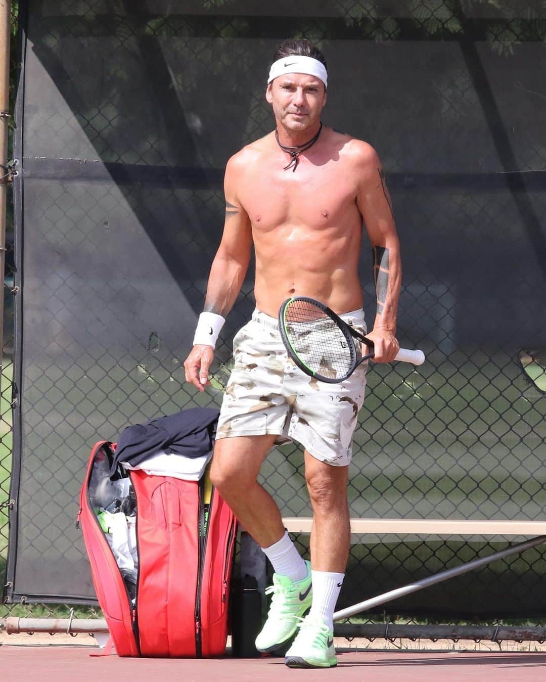 Just Jaredさんのインスタグラム写真 - (Just JaredInstagram)「@gavinrossdale works up a sweat during a game of tennis. #GavinRossdale Photo: Backgrid」9月19日 4時11分 - justjared