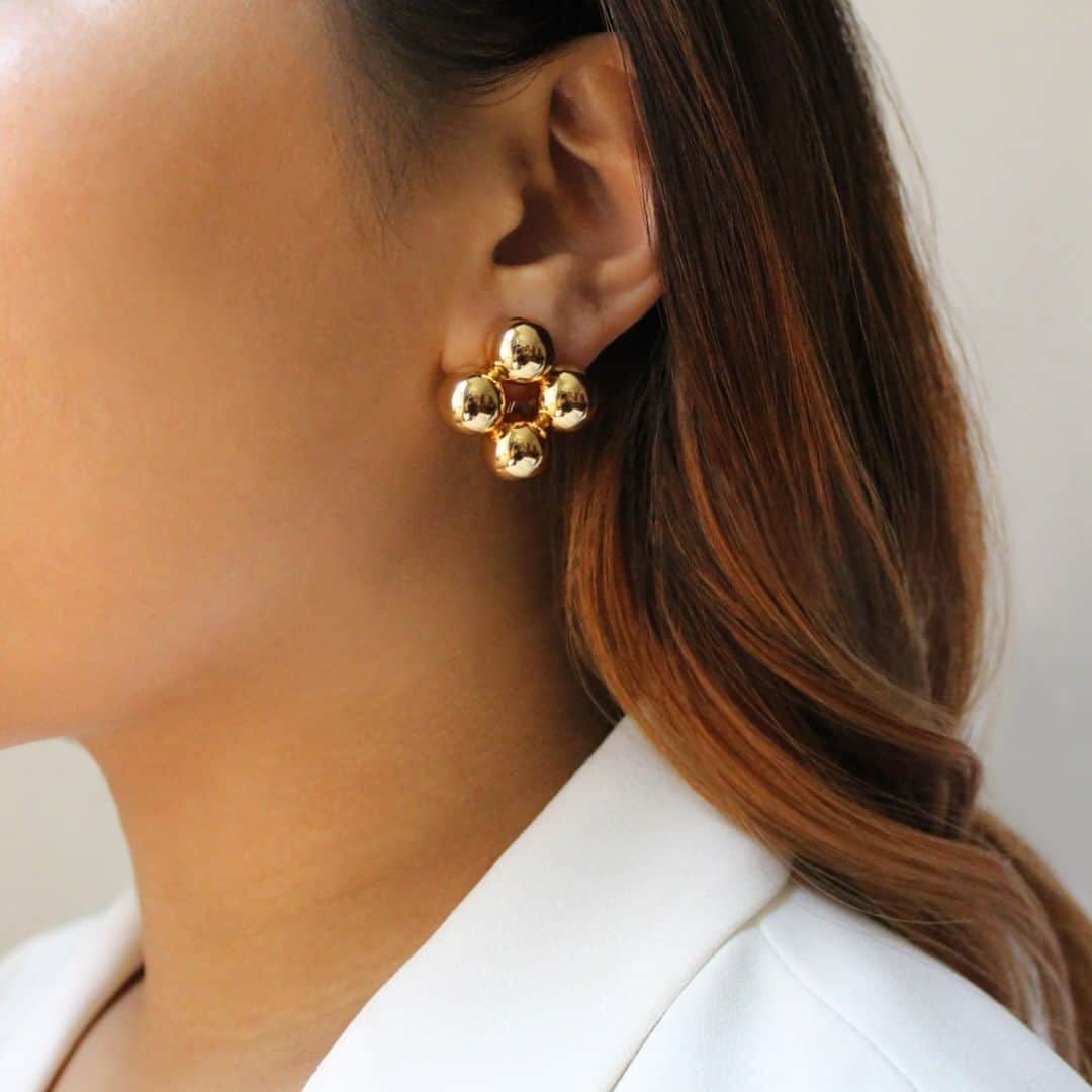 ルル フロストのインスタグラム：「We're huge fans of our newest stud earring, which has us thinking of the full harvest moon and the change of seasons.   We’ve called this beauty the ‘Equinox Stud’, and she’s a truly timeless one that can be worn day or night. Tap to shop this special piece.  Very limited quantities available. #lulufrost」