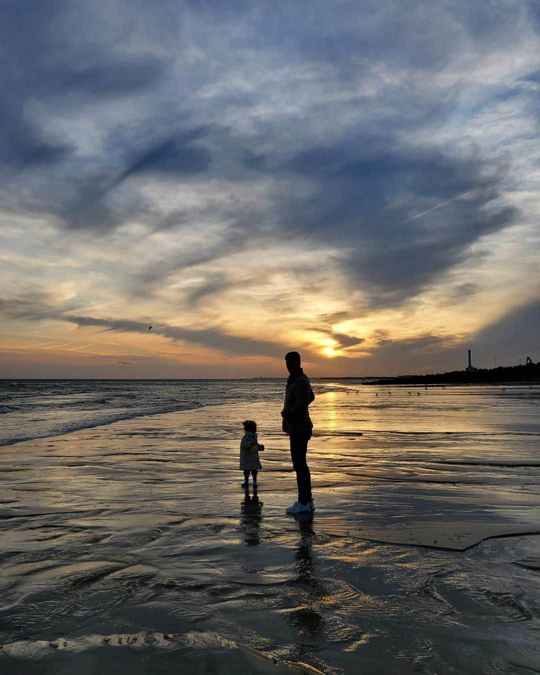 ジョエル・フェルトマンのインスタグラム：「Evening walks on the beach 🥰🙏 #qualitytime❤️」