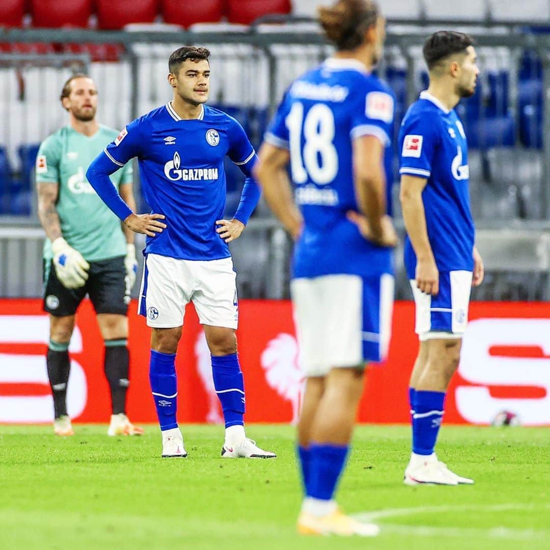 シャルケ04さんのインスタグラム写真 - (シャルケ04Instagram)「HT #FCBS04 3:0 ➡️ Nicht unsere Halbzeit. Kopf hoch, Männer! 👋🏻 . . HT #FCBS04 3:0 ➡️ Not our first half. Heads up, lads! 👋🏻 . . #S04 #Schalke #Knappen #Königsblau #Bundesliga #Matchday」9月19日 4時23分 - s04