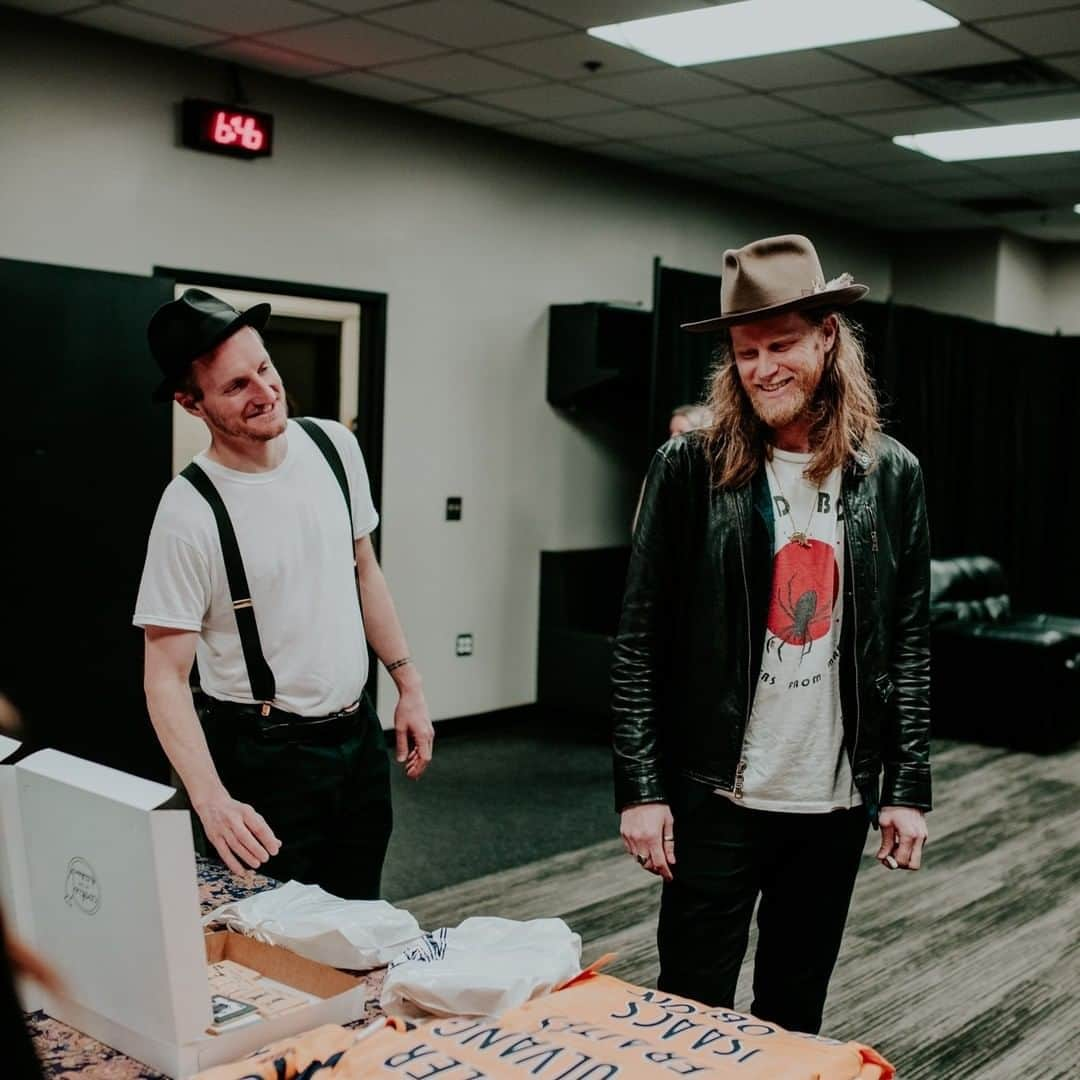 The Lumineersさんのインスタグラム写真 - (The LumineersInstagram)「I (@wesleyschultz) added the song "I Need A Teacher" - @hissgoldenmessenger to our playlist. Link is in our story.  I heard him on a live session on @kexp and loved how good he sounded and what he had to say in between the songs. I love the lyrics and vocals, and how a happy sounding song has no hint of cheese. It’s a tough feat and he does it so well. Dive into the whole album and enjoy 🎧」9月19日 4時27分 - thelumineers