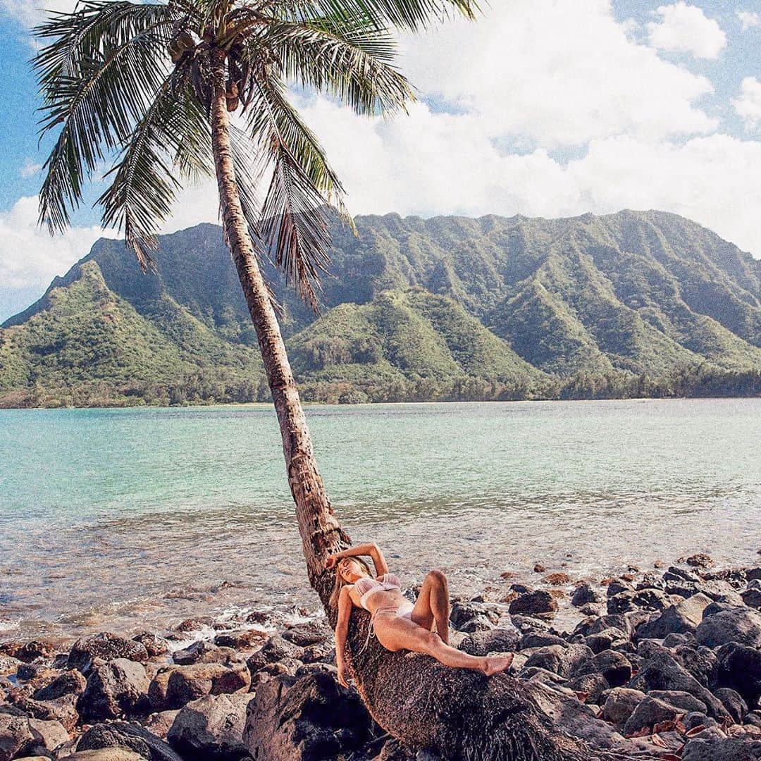 サラ・ジーン・アンダーウッドさんのインスタグラム写真 - (サラ・ジーン・アンダーウッドInstagram)「Bringing a little sunshine to your timeline ☀️🤗 Leave me a comment, what are ya’ll doing this weekend? Responding back for the next hour! . 📸 by @jessicajckphoto . #hawaii #oahu #beautifuldestinations #resortwear #ootd」9月19日 4時27分 - saraunderwood