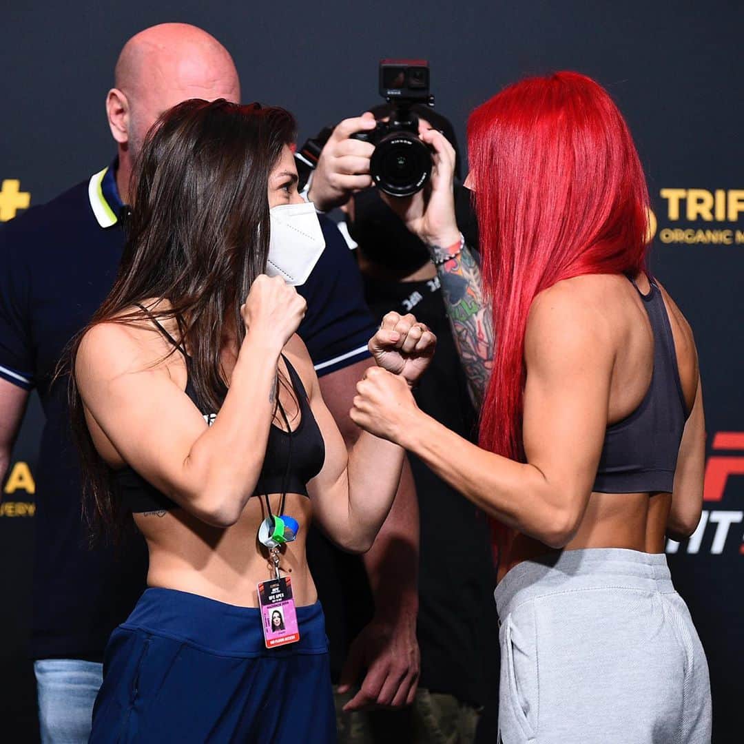 マッケンジー・ダーンのインスタグラム：「Face off! Two tough women ready to represent! This is a great card, so we are coming to put on a show! “All eyes on me” 🔥👀 • • Encarada encerrada! Duas mulheres casca grossas prontas para representar! O card está cheio de luta boa então estou indo para dar um show! Fiquem ligados!! 🔥👀 @ufc  @ufc_brasil」