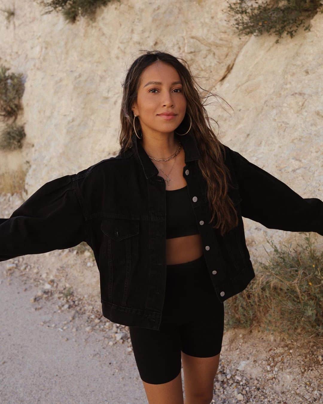 ジュリー・サリニャーナのインスタグラム：「a day in the canyons. 🖤」