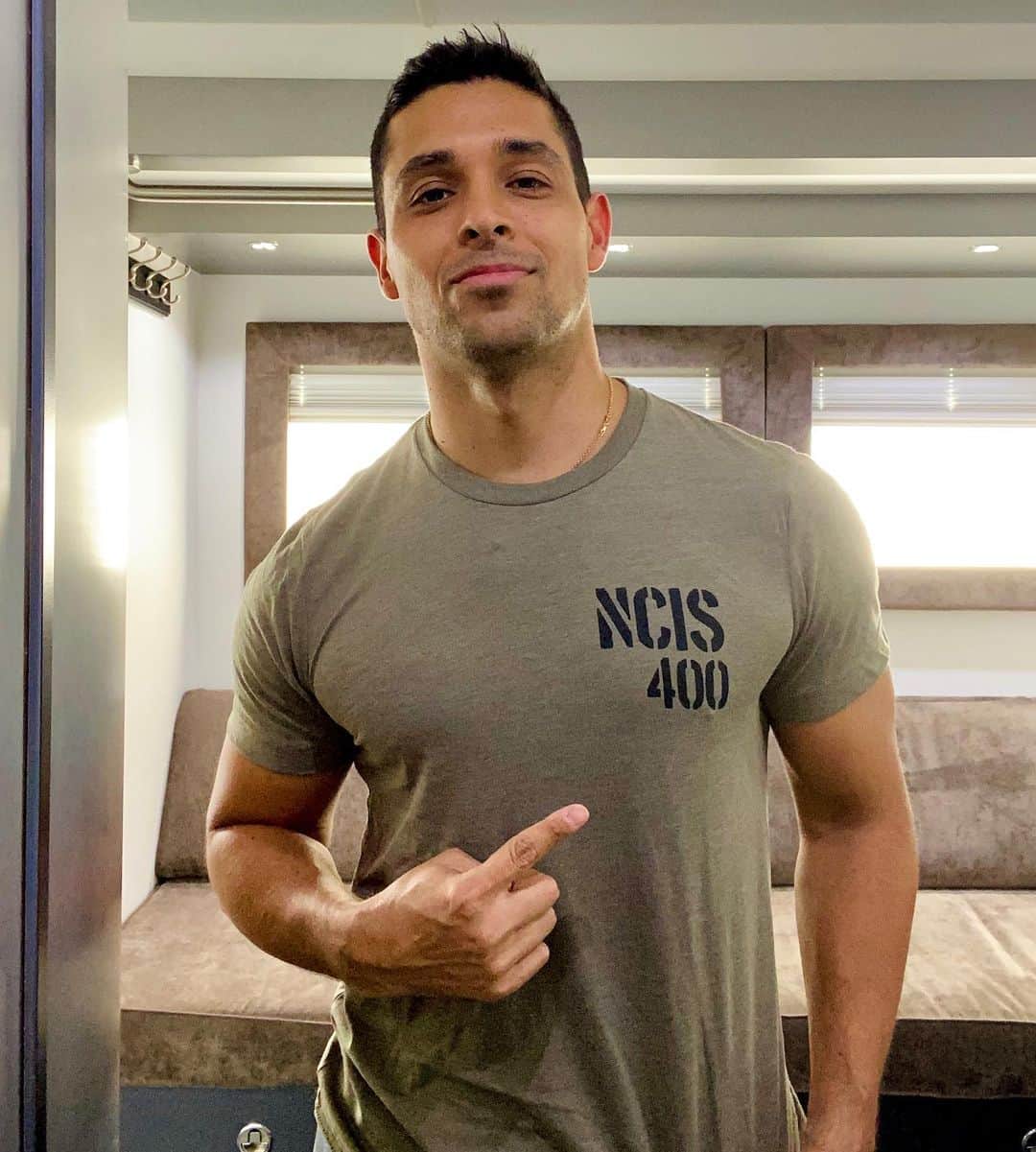 のインスタグラム：「Don’t wanna give anything away from #set... But... we just.. wrapped.. a little, episode. #NCIS SEASON 18 we on the saddle.」