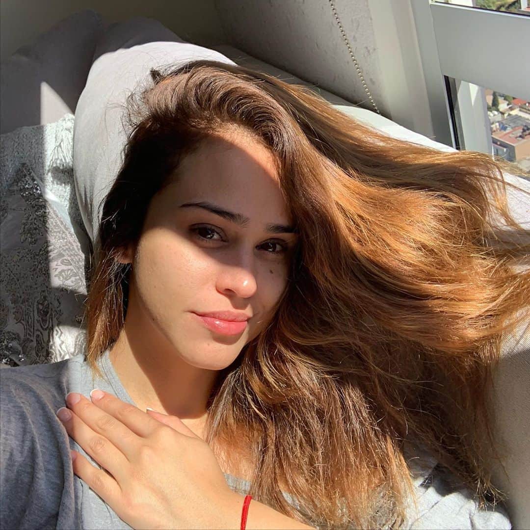 ヤネット・ガルシアのインスタグラム：「LOVE YOURSELF ❤️ You're beautiful just the way you are 🥰 Tu eres hermosa tal como eres 💕」