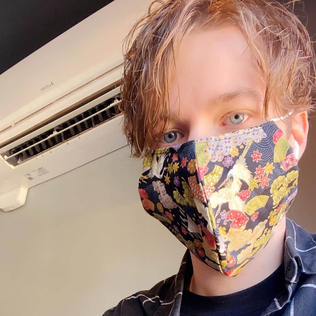 のインスタグラム：「ファンの方がくれた手作りマスクをしてカフェに行ったら「素敵なマスクですね」と褒められた💕 ありがとうございます！ A fan was kind enough to send us a pair of beautiful homemade masks!   #マスク #手作り #mask #homemade」