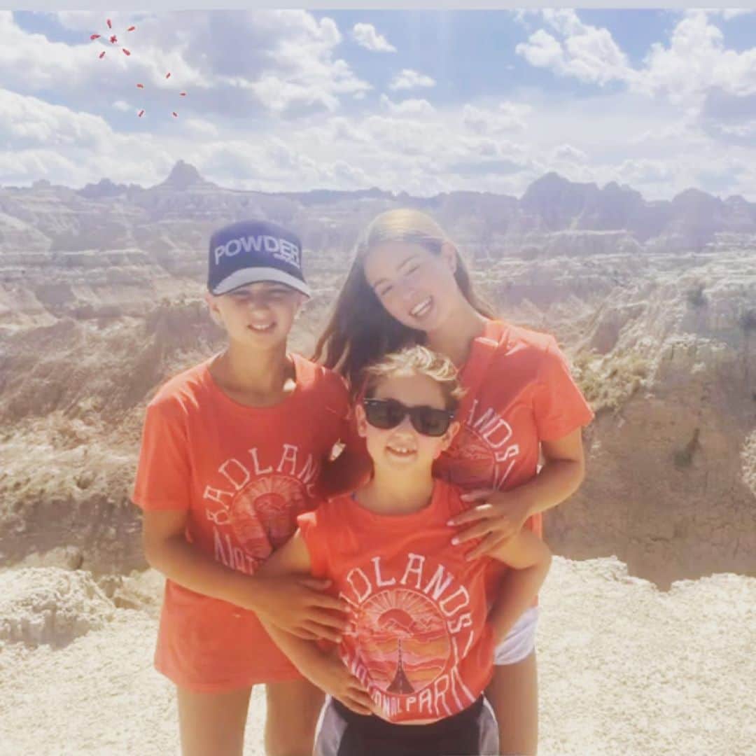 のインスタグラム：「BADLANDS NATIONAL PARK 🏕⛰🌄 only @shopvalentina  #badlandsnationalpark #nationalpark #fashionblogger #lulus #nordstrom #shopbop #revolvesummer」