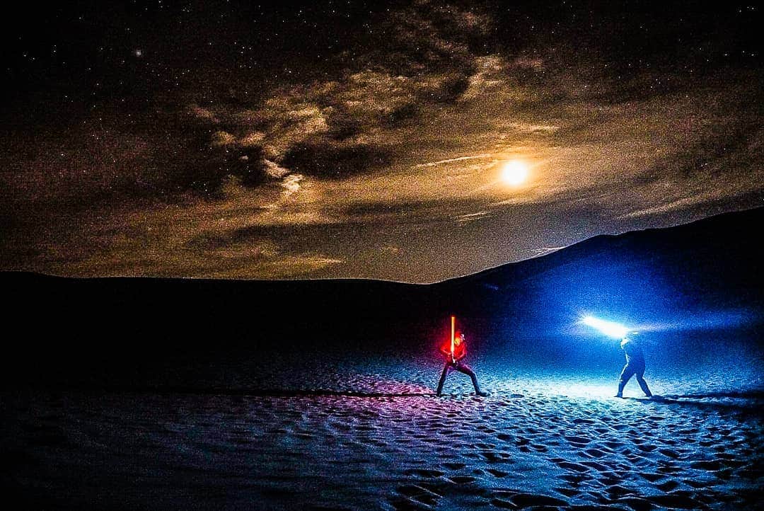 コートニー・ヒックスさんのインスタグラム写真 - (コートニー・ヒックスInstagram)「Just a throwback to what is probably one of the coolest photos I've taken. Sidenote: sprinting downhill through sand to get to this spot within 10 seconds was NOT easy. Prints are available! #astrophotography #starwars #lightsabers #longexposure」9月19日 4時58分 - courtneynhicks