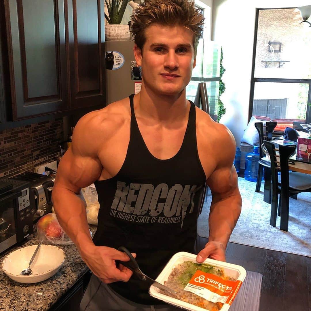 セージ・ノースカットのインスタグラム：「Ground beef pasta for lunch today!」