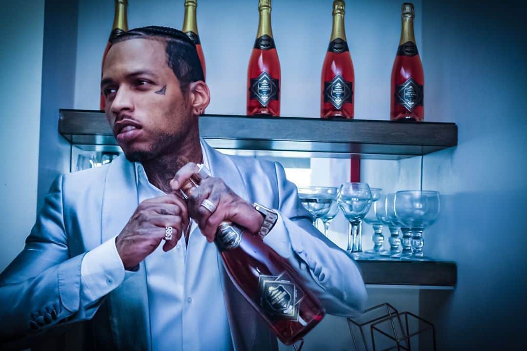 キッド・インクのインスタグラム：「Don’t believe for a second we been chillen over here...it’s a lot of big things in the works just gotta make sure the business straight...this another one of those mama I made it moments tho...anybody know me know I come with a bottle of champagne as an accessory...started this from the ground up n took 2 years to get this the name bottle as sexy as I wanted and taste on point...straight outta Champagne France this no Prosecco ... now we only celebrating more wins poppin @belleroutechampagne 🍾🍾🍾🥂🥂🥂」