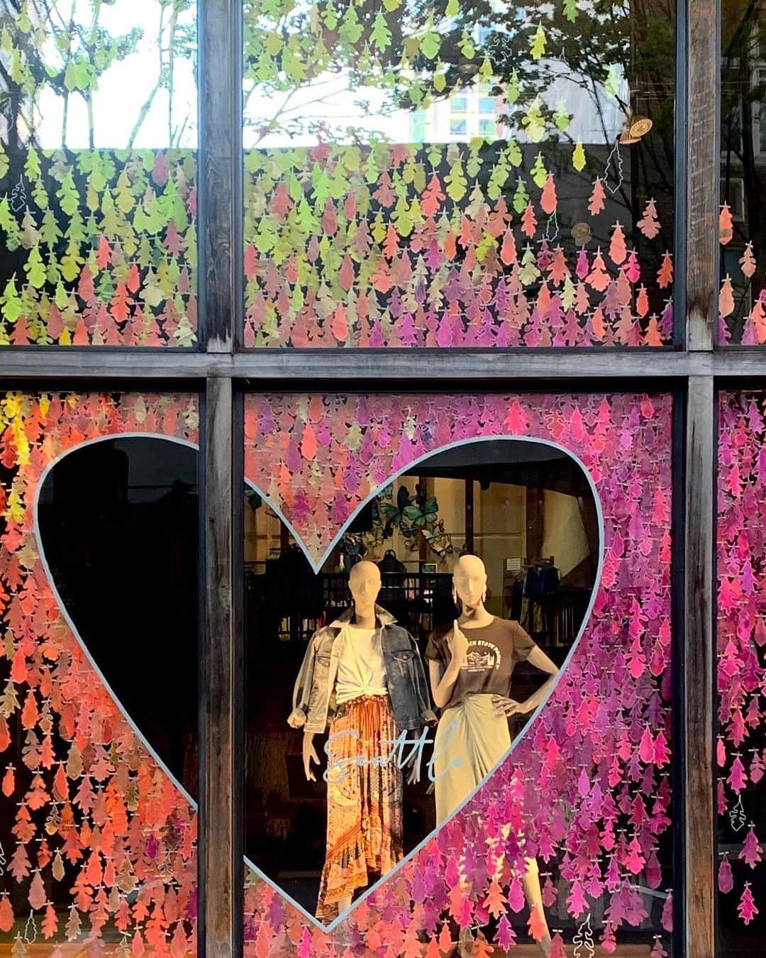 Anthropologieさんのインスタグラム写真 - (AnthropologieInstagram)「We're all dressed up and ready to welcome you this weekend! 🍂 Sending our love and thanks to our incredible store teams, who crafted these stunning autumn displays from repurposed paper, like catalogs, shopping bags, and other colorful treasures ❤️ Link in bio to find a store near you and to shop our new fall arrivals #FallingForAnthro」9月19日 5時02分 - anthropologie