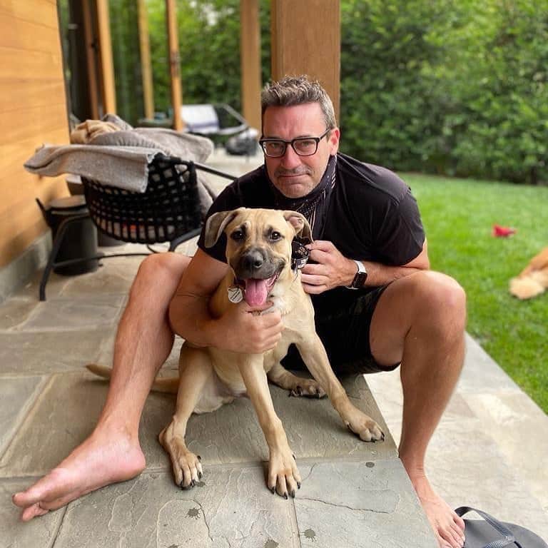 People Magazineさんのインスタグラム写真 - (People MagazineInstagram)「Jon Hamm is welcoming another dog into his life! 🐶❤️ I Stand with My Pack, a non-profit animal rescue organization, announced that the Mad Men alum, and noted canine lover, had adopted an adorable puppy named Splash. "He was returned twice at the shelter because of his puppy energy. We rescued him and found him the best home," they wrote, happily adding that Splash's future looked very bright. "He lives a fairy tale life now." 💕  #Regram @istandwithmypack」9月19日 5時05分 - people