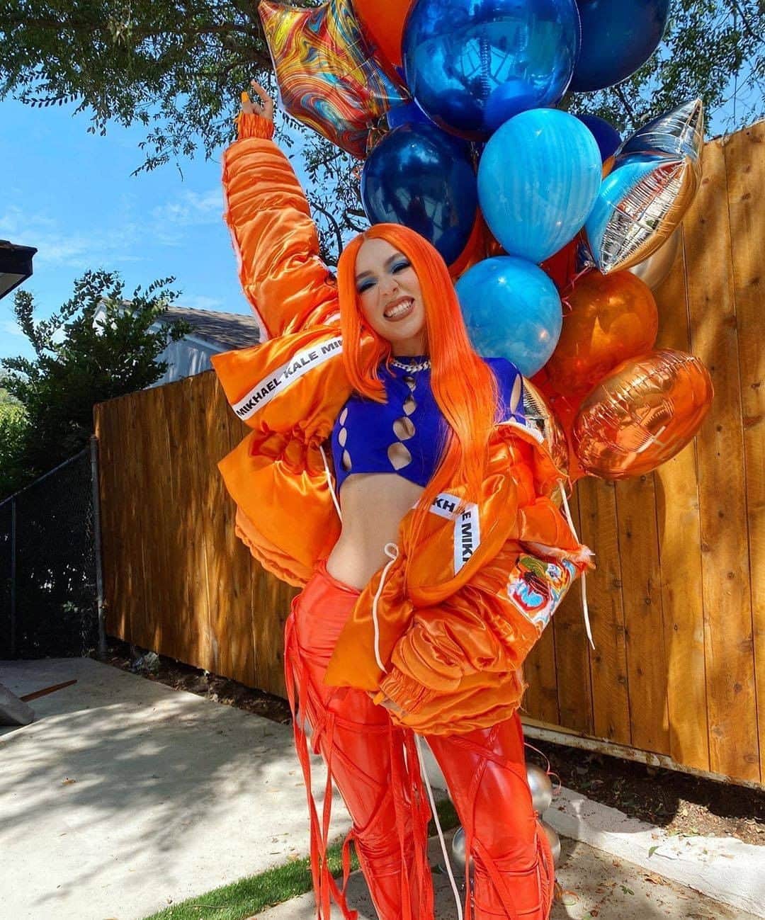 のインスタグラム：「I want @avamax to be the first search result when you look up the word "orange" 🧡 It's what she deserves for delivering a KILLER debut album with 𝙃𝙚𝙖𝙫𝙚𝙣 & 𝙃𝙚𝙡𝙡. Congratulations on everything, bby! • 🔁 @avamax」
