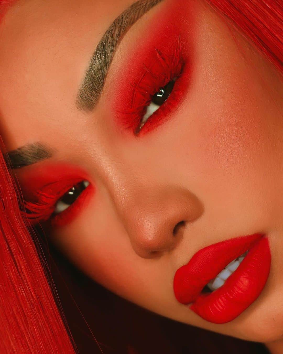 BH Cosmeticsさんのインスタグラム写真 - (BH CosmeticsInstagram)「@thefashionfreakk is red red RED HOT 🔥in our NEW #dropdeadgorgeous shadows - these bbs are fully vegan and devilishly daring 😈 #bhcosmetics」9月19日 5時11分 - bhcosmetics