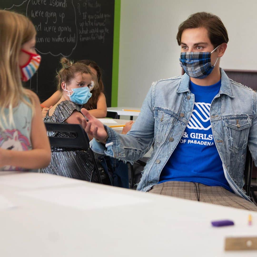 のインスタグラム：「“Back to school” has a new meaning this year and I visited @bgcpasadena to spend time with the next generation of scholastic superstars. More info @hauteliving (link in my story highlight). Whatever your current learning experience is, know that dedication and a positive attitude will help you achieve your goals. And special shoutout to the @bgca_clubs across the US and the very dedicated teams that keep these facilities open and serving the youths nationwide. #fridayfeeling #backtoschool #distancelearning」