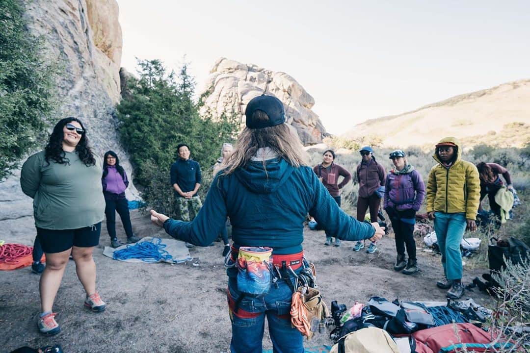 マウンテンハードウェアのインスタグラム：「We rely on mountain guides at @madisonmtng and @jhmtnguides for their expertise when developing products. Our designers and product developers collaborate with their teams to make sure we’re crafting the best tools needed to do their jobs. (Get to know our guide partners, link in bio.) Photo: @joolyhart.」