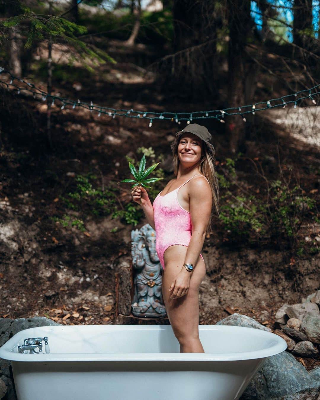ジェイミー・アンダーソンのインスタグラム：「Our home has become more and more of a healing oasis! That’s always been a dream of mine 🤍Thank you so much @tyler_nicholson and friends for putting in so much love and intention to make our backyard so beautiful 🙏 #jamdinave #cbdbath #healing #sauna #jafreespirit 📸 @anastasiachomlack」
