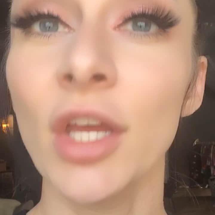 カーミンのインスタグラム：「Plz swipe + help me choose packaging art for my new eyeshadow palette 😱♥️ @qveenstudio」