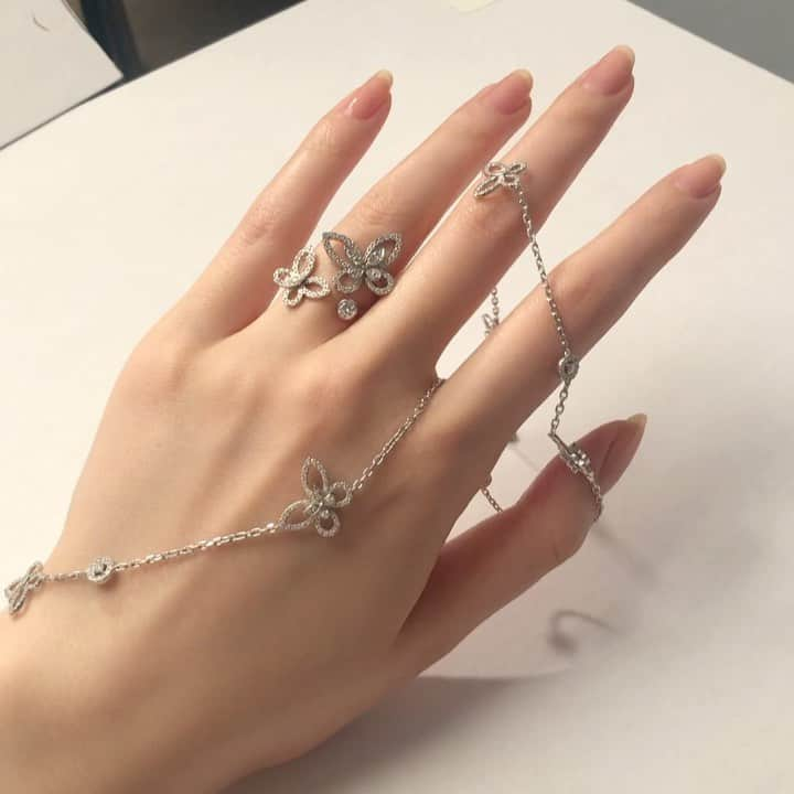 永瀬まりのインスタグラム：「Behind the scenes for Graff💍 ロマンティックなジュエリー💫 #ring #graff #handmodel」