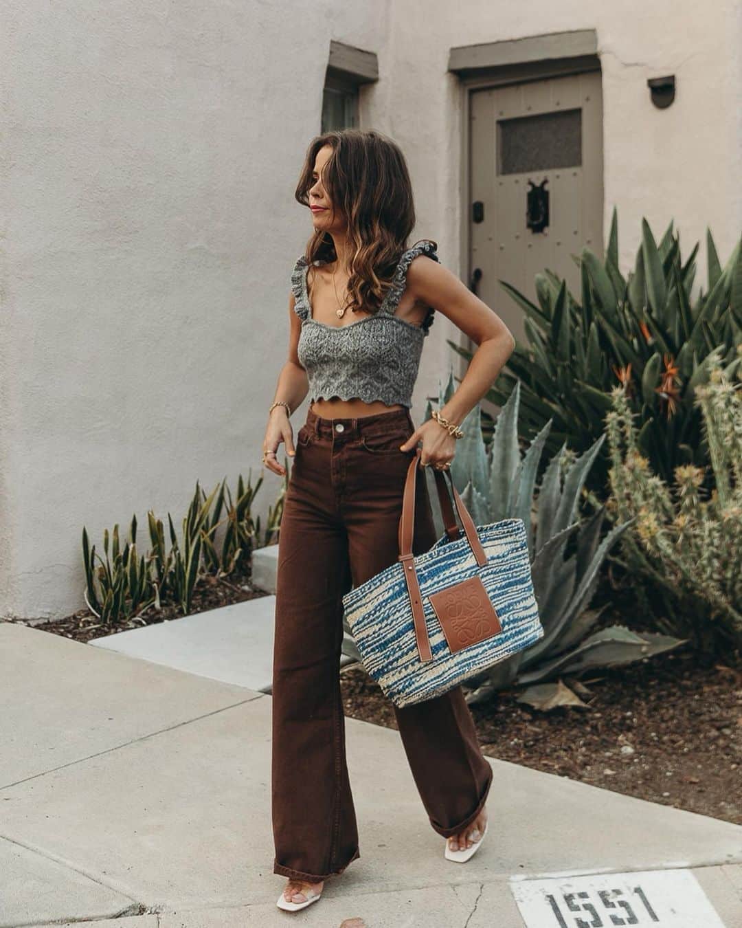 Collage Vintageのインスタグラム：「Look of the day! Mixing brown and grey with a pop of blue, do you like it? 😜 Happy weekend everyone 🍾」