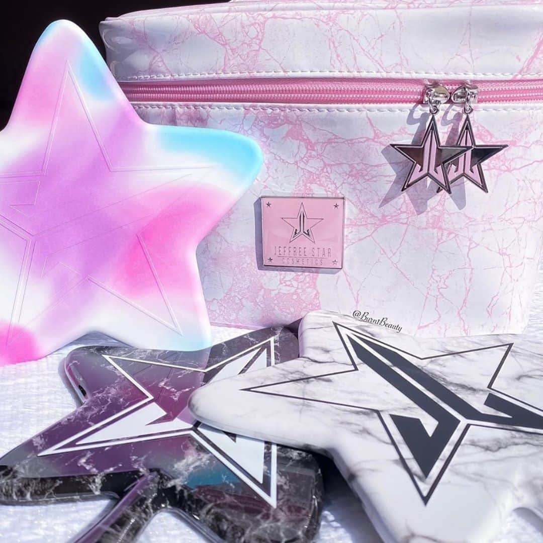 Jeffree Star Cosmeticsさんのインスタグラム写真 - (Jeffree Star CosmeticsInstagram)「Who else is living for our new pink & white marble travel bag? 💗 This stunning shot was taken by @burn1beauty ✨ #jeffreestarcosmetics #starmirror」9月19日 6時00分 - jeffreestarcosmetics