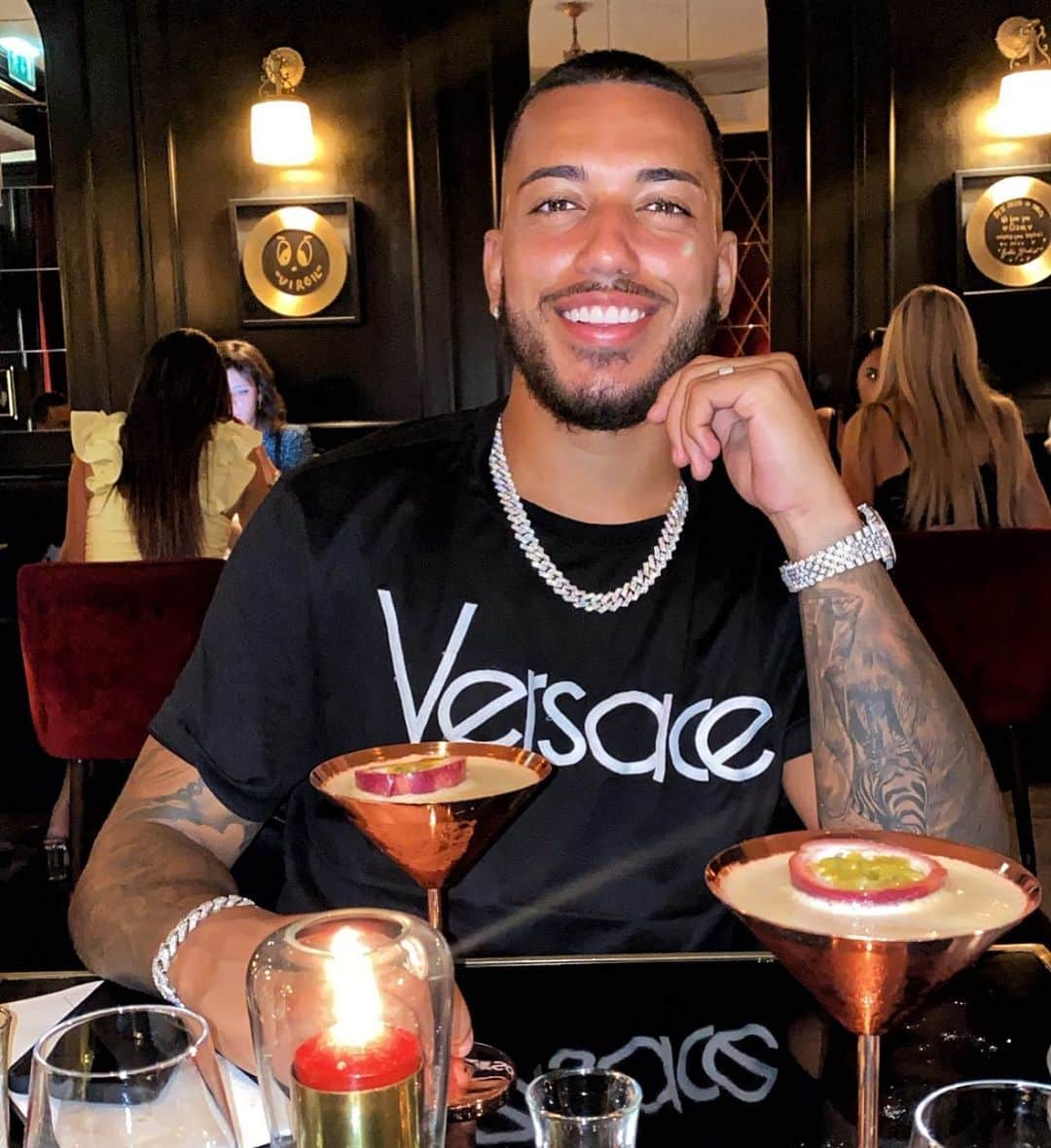 ルベン・ヴェソのインスタグラム：「😁🍸」