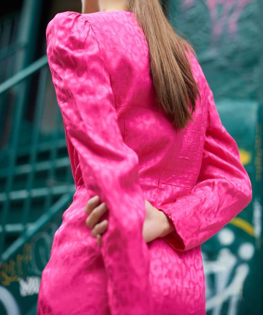 のインスタグラム：「Kicking off the weekend with a pop of pink.」