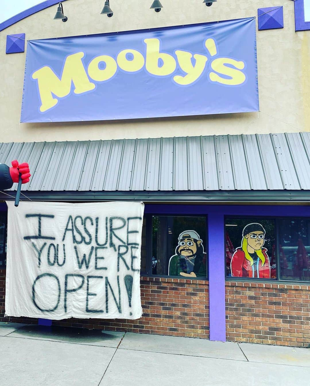 ケヴィン・スミスさんのインスタグラム写真 - (ケヴィン・スミスInstagram)「The @moobyspopup opened at the Red Bank @giannispizzeria this morning and @jaymewes, @briancohalloran, @odblues7 were there to kick things off! Once Nick cut the ribbon (it was Nick’s idea to bring Mooby’s to Gianni’s), #jasonmewes and I hung out and took socially distant selfies with the first hour’s worth of the folks who reserved. The Pontiff of Pop-Ups and Mister Mooby himself @heyitsderekberry came East to help the excellent Gianni’s crew transform their pizzeria into our fast food eatery! @comicbookmenamc legend @michaelzapcic and the crew from @jayandsilentbobstash stocked the satellite Stash inside with plenty new merch! I’ve now eaten Hater Totz and a @beyondmeat Cow Tipper on BOTH coasts of our great nation! And GOOD NEWS: Derek was able to create more slots in the schedule! So if you didn’t get to make a reservation before we sold out, check MoobysPopUp dot com now for a second bite at the apple! Thank you to everyone who made this all such a success! I was born in Red Bank, so having Mooby’s actually exist in my neck of the Jersey woods is udderly wonderful! #KevinSmith #moobyspopup #moobys #jasonmewes #jaymewes #jayandsilentbob #brianohalloran #redbanknj #derekberry #jersey #jayandsilentbobssecretstash」9月19日 6時03分 - thatkevinsmith