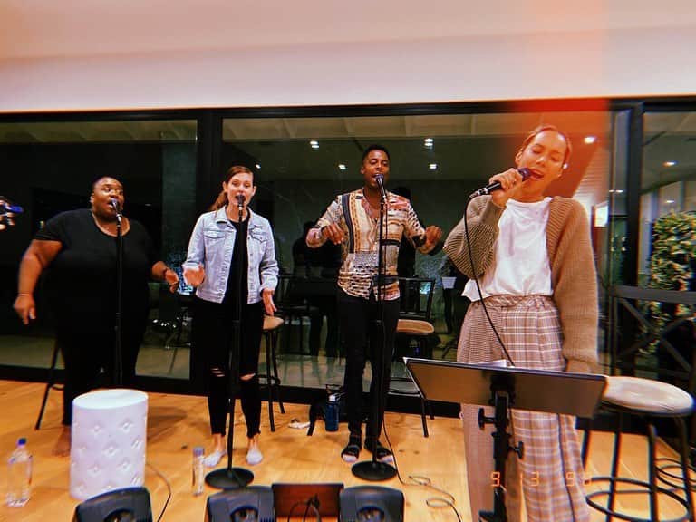 レオナ・ルイスのインスタグラム：「Together again 🙏🏽 🎶」