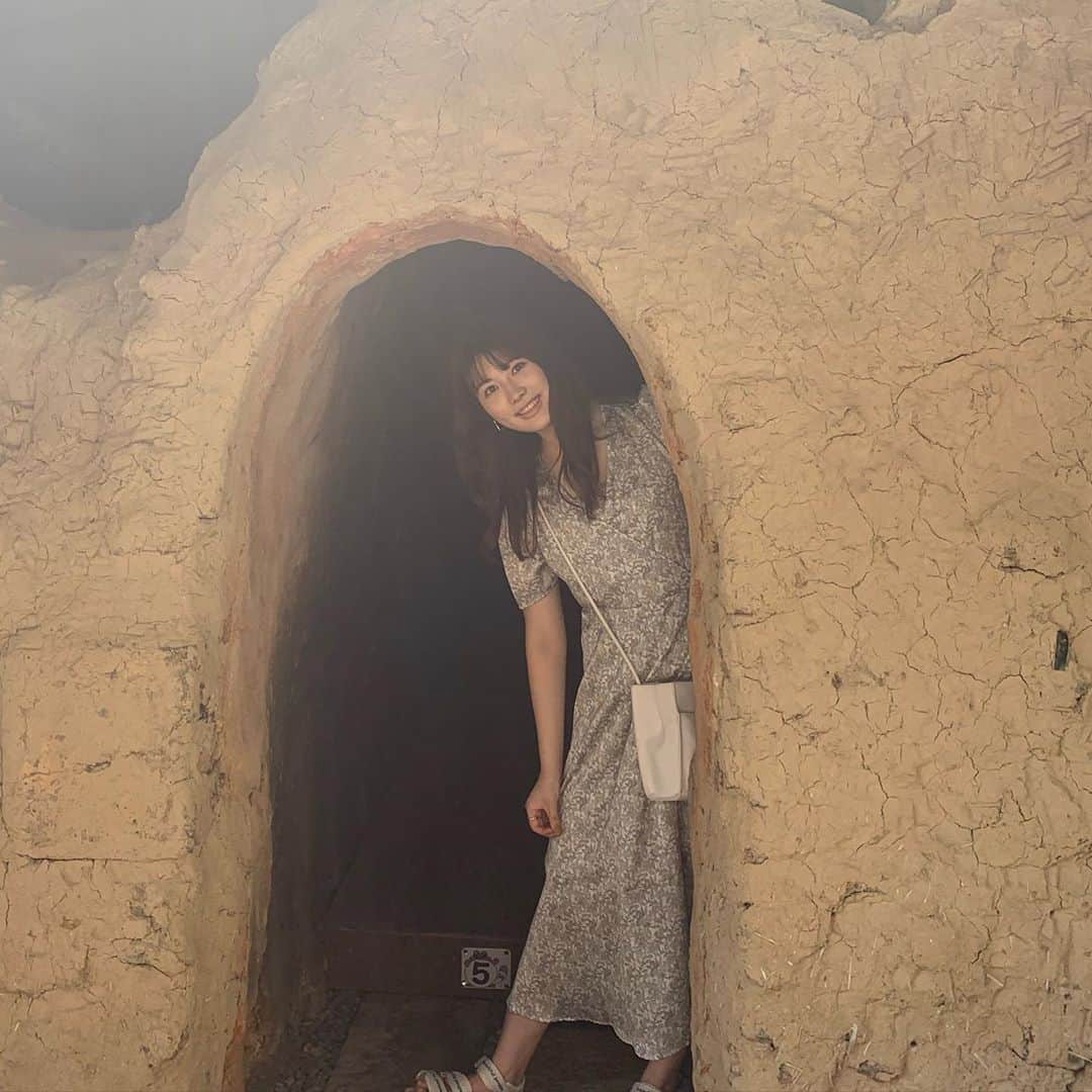 横島亜衿のインスタグラム：「大分前なんだけど信楽へ行った~  洞窟の中のカフェ☕️ この日はめっちゃ暑かったんだけど洞窟の中はひんやりしてて気持ちよかった☺️」