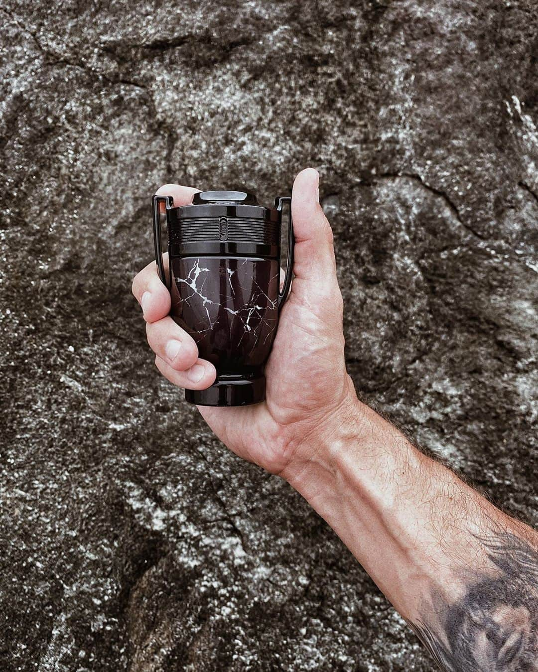 Jonas Sulzbachさんのインスタグラム写真 - (Jonas SulzbachInstagram)「Só digo uma coisa... QUE PERFUME INCRÍVEL!! 🏆 Esse é o Invictus Onyx, uma edição especial de colecionador do tradicional Invictus de @pacorabanneparfums . Já virou um dos meus preferidos, com certeza!  . #InvictusOnyx #PacoRabanneParfums」9月19日 6時16分 - jonassulzbach