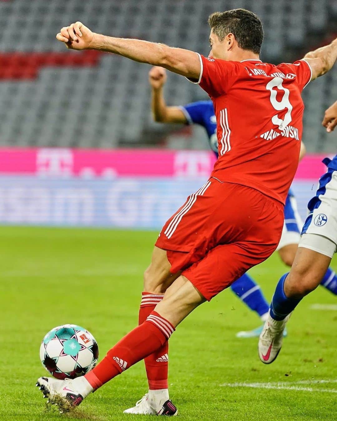 バイエルン・ミュンヘンさんのインスタグラム写真 - (バイエルン・ミュンヘンInstagram)「Rabona Lewandowski! 😱 What an assist! 😍 #FCBS04 #FCBayern #MiaSanMia」9月19日 6時16分 - fcbayern