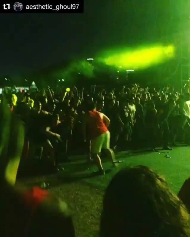 Of Mice & Menのインスタグラム：「#Repost @aesthetic_ghoul97  ・・・ #flashbackfriday to the Wall of Death at @sowhatmusicfest 2019 in Houston, back when concerts were still a thing🥺 I can still say without a doubt that this was one of the greatest days of my life. This is pure camaraderie, but they hate to see it🤧🤘🏽🔥 ⁣ ⁣ ⁣ #IGOHARDINTHEMUTHAFUCKINPAINT #wallofdeath #sowhatmusicfest #ogloko #ofmiceandmen #mosh #metalcore #scene #emo #posthardcore #concert #livemusic #metalconcert #memories #alternative #family」