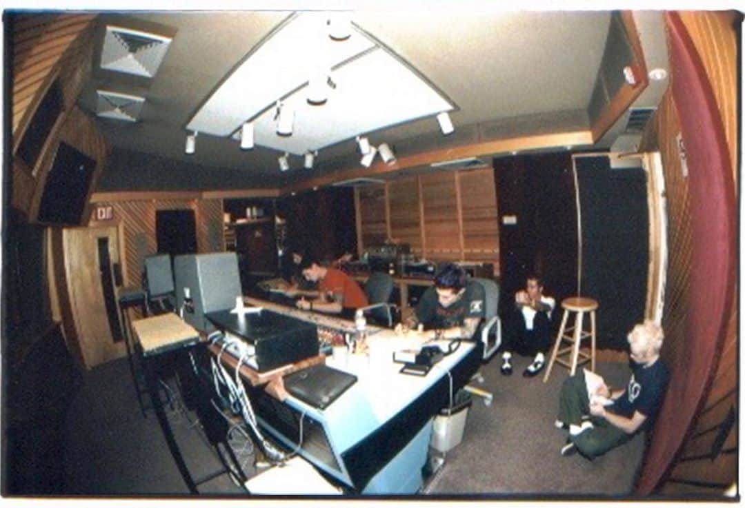 AFIさんのインスタグラム写真 - (AFIInstagram)「#TheArtofDrowning studio sessions, part 2. #AoD20」9月19日 6時22分 - afireinside