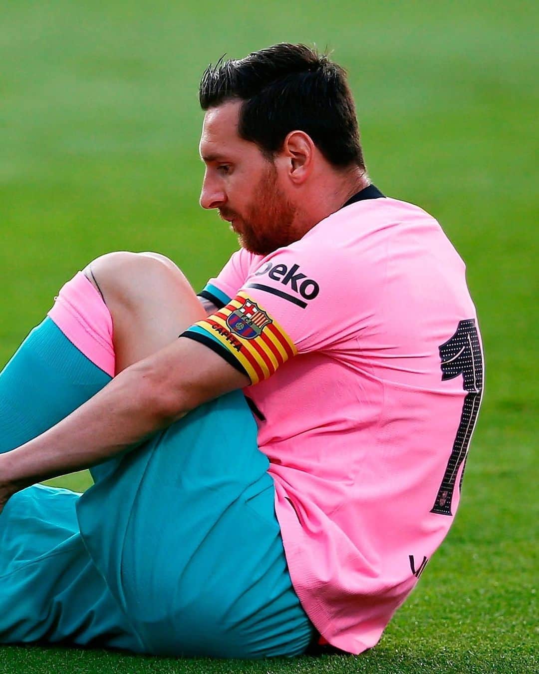 LFPさんのインスタグラム写真 - (LFPInstagram)「↪️ SWIPE ACROSS to see who's putting his boot on! 😉  ↪️ ¡DESLIZA para descubrir quién se está calzando la bota! 😉  #Barça #LaLiga #LaLigaSantander #Football #YouHaveToLiveIt #HayQueVivirla」9月19日 6時31分 - laliga