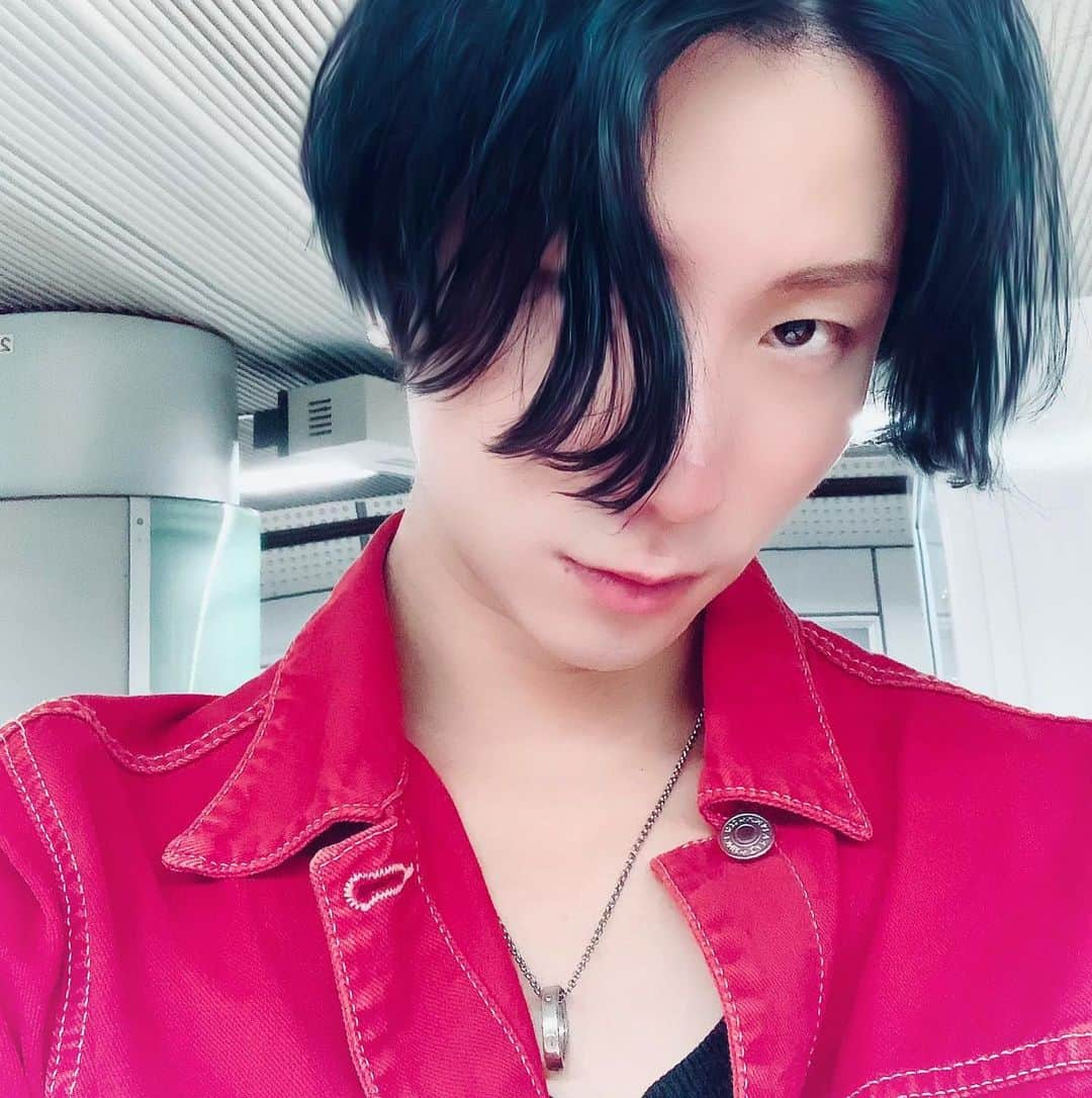 高田晃宏のインスタグラム：「. Goodbye my Silver Hair🤣🤣 . Hello new Black Hair‼︎‼︎‼︎ . How is it？ . シルバーヘアーを卒業し何億万年ぶりにブラックヘアーです✨ . 違和感すごいかな？笑 . さぁ、これから始動していくよ！！！ . #シルバーヘアー #silverhair #銀髪 #ブラックヘアー #blackhair #黒髪 . . #Akkey #akkey #bboy #breakdance #breakin #dancer #dance #professional #hiphop #acrobat #muscle #workout #japan #tokyo #kobe #korean #高田晃宏 #アッキー #俳優 #actor」