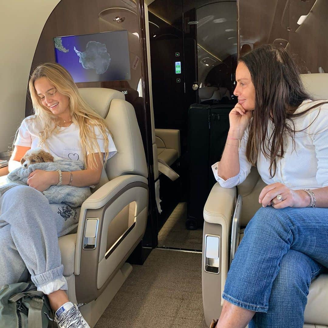 のインスタグラム：「Smuggling a baby Cavapoo across state lines #kidding @paisleyverea #brookefrenkel @shareefmalnik」