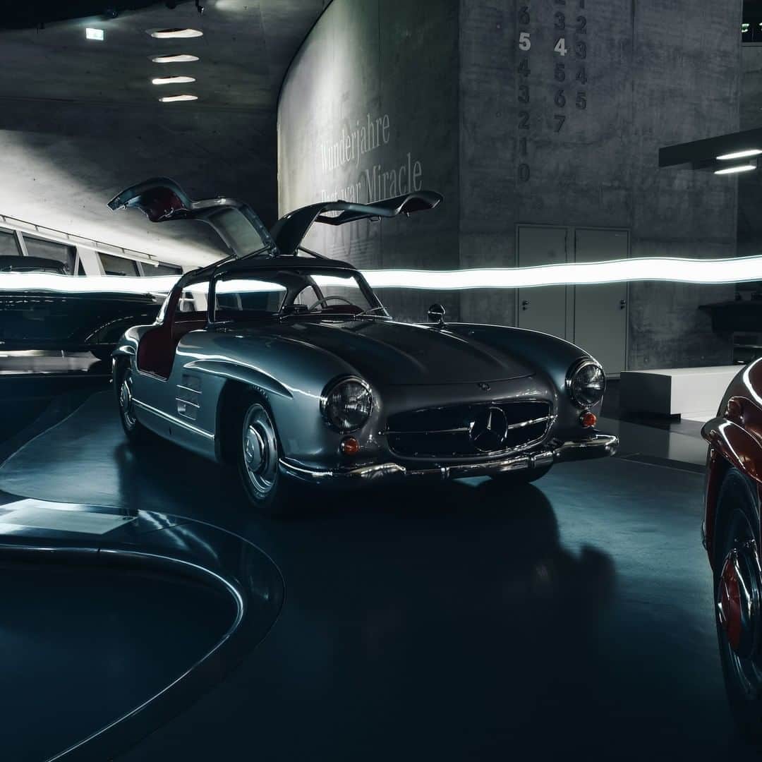 メルセデス・ベンツさんのインスタグラム写真 - (メルセデス・ベンツInstagram)「A star of the 50s: The Mercedes-Benz 300 SL with its iconic gullwinged doors.   📸  @rawlenses  via @mercedesbenzmuseum  #MercedesBenz #MBclassic #SL #onenightatthemuseum」9月19日 6時55分 - mercedesbenz