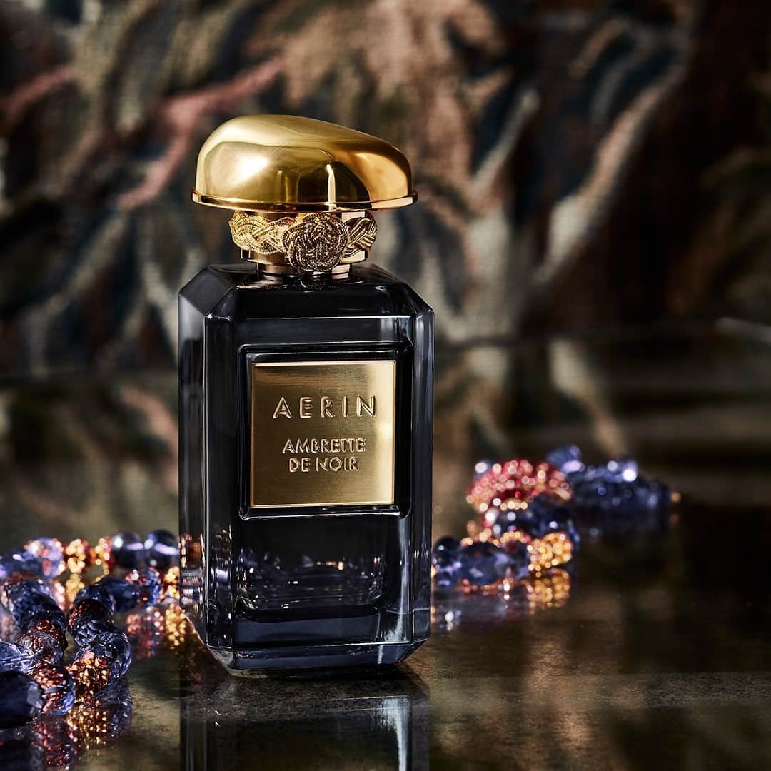 のインスタグラム：「A warm Amber Floral, @aerin’s new Premier #Parfum, Ambrette de Noir, features rich notes of Ambrette and Tonka Absolute, blended beautifully with handpicked Rose Petals and Orange Flower. The result? A rare and precious musk-like floral fragrance like nothing you’ve experienced before. Tap to shop. #AERINBeauty」
