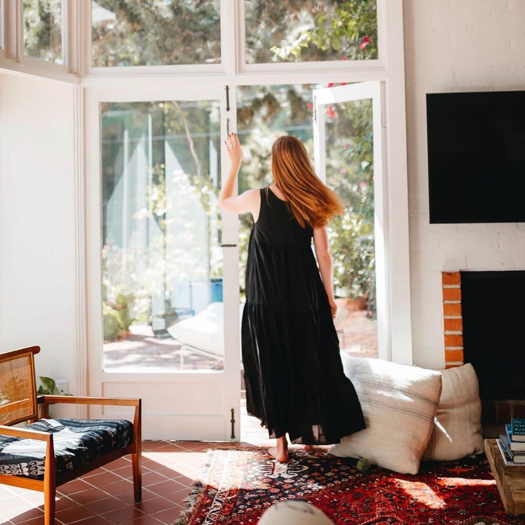 ボニー・ライトのインスタグラム：「out the back door, into the weekend 🥂  @ozma_of_california by @alexaphoto」