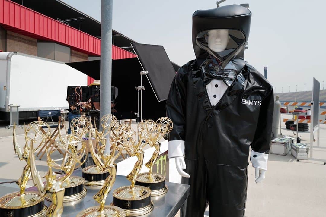 アメリカン・ブロードキャスティング・カンパニーのインスタグラム：「Here's your first look at the very dapper hazmat-suited trophy presenter! Don't miss the #Emmys Sunday at 8e|5p on ABC.」