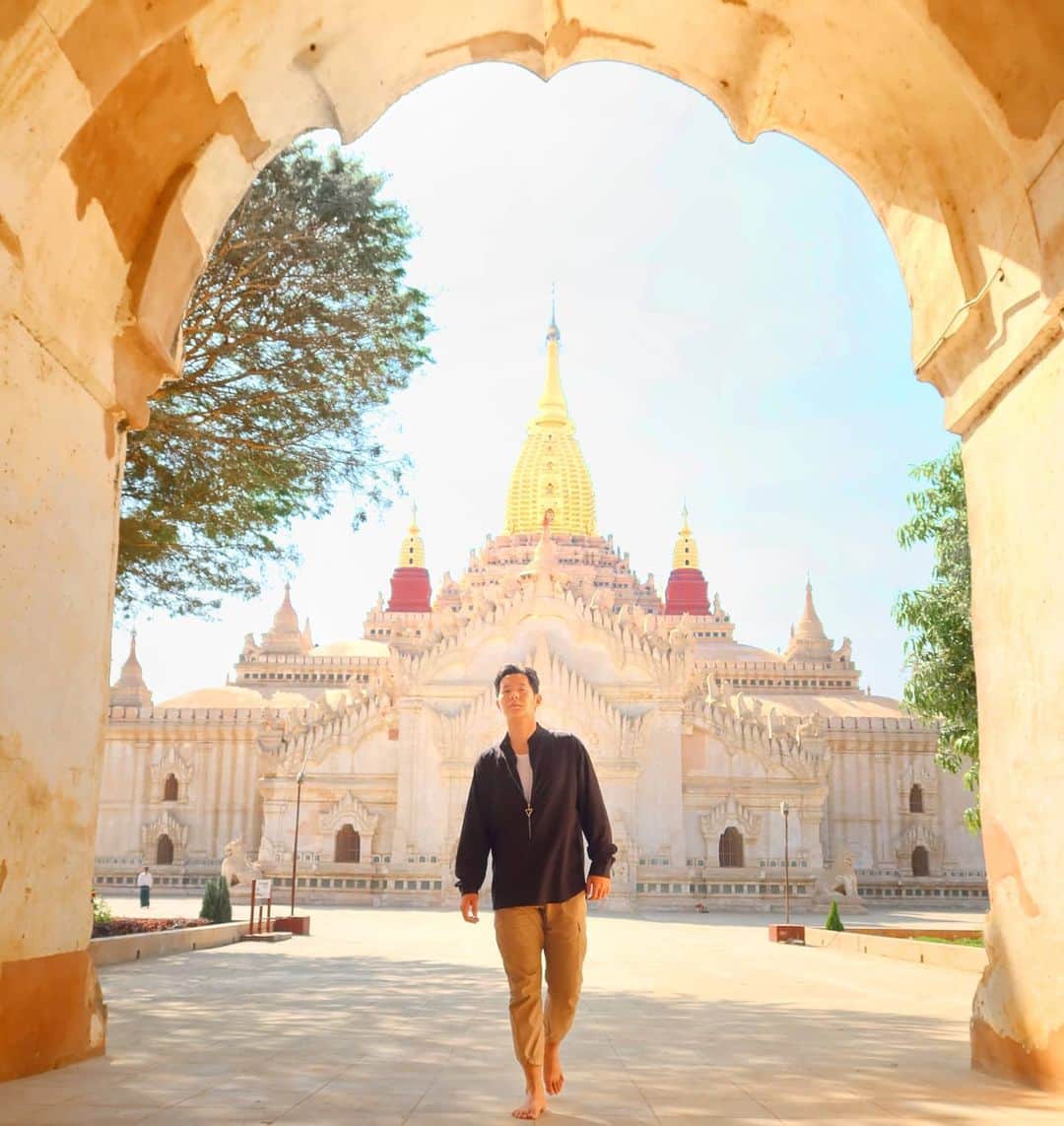 アイス・サランユーのインスタグラム：「เดินให้ช้าลง กว่านี้  ในทุกที่ ที่เคยไป ... มันจะเป็นไปได้ไหม... ที่จะได้พบใคร คนนั้น 😊 #AnandaPagoda #bagan #myanmar  #icesarunyuaroundtheworld」