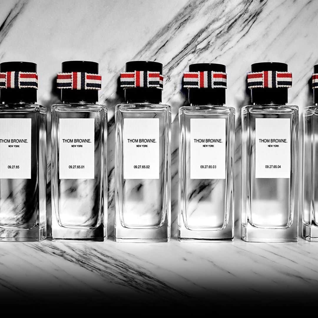 HiRAO INCのインスタグラム：「. Thom Browne “09.27.65”  トムブラウン初のフレグランス  このアイコニックなボトルデザインから導き出されたのは、大地を思わせるウッディでアーシーな高濃度のハイチ産ベチバーオイルを凝縮させた6種類の香り。 最上級の素材から放たれる極上の香りです。  製品名の頭にある「09.27.65」は1965年9月27日生まれのトム・ブラウン（Thom Browne）の誕生日。  すべてのベースとなる香り 「09.27.65 ベチバーアブソリュート」 . 昼をイメージした 「09.27.65.01 ベチバー＆キューカンバー」 . 夜をイメージした 「09.27.65.04 ベチバー＆ウイスキー」 「09.27.65.05 ベチバー＆スモーク」  その後、昼のイメージに 「09.27.65.02 ベチバー＆グレープフルーツ」 「09.27.65.03 ベチバー＆ローズ」 　が仲間入りする予定  ストア、オンラインストアthombrowne.comにて販売中✨ (日本では、現状4種類、ストアのみでの販売となります。)  ph: #arnofrugier #thombrowne #thombrownejapan #トムブラウン」