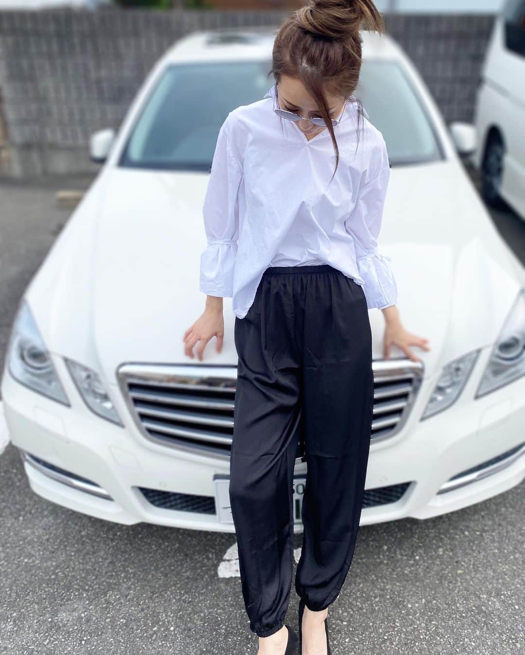asuka0119のインスタグラム：「2020.9.19  @ru.mint_shop.ce  の 手元が可愛いツボなshirtと サラサラ履きやすいpants  shirtは#襟抜き できる#スキッパーシャツ  pantsは裾がゴムで、丈も選べるから私には嬉しい♥️   友達登録で500円引きクーポンプレゼント中♡ LINE ID  @045bqvua (@も含む) ぜひ、登録してみて下さい(ت)  #rumint #韓国ファッション  #高身長 #高身長コーデ #高身長女子 #プチプラ#プチプラコーデ #アラフォー#アラフォーコーデ #アラフォーママ #モノトーンコーデ#シャツコーデ」
