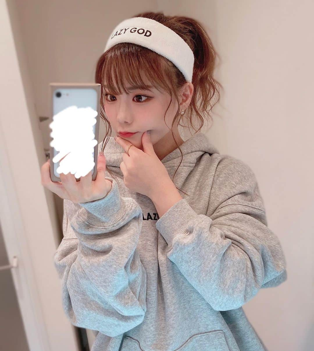 川村虹花のインスタグラム：「そろそろ秋服〜🍂 パーカー大好き( ᷇࿀ ᷆ )- ̗̀ ♡ ̖́- パーカー女子好きですか？ ･ #ストリート女子  #ヘアバンド女子  #パーカー女子 #LAZYGOD #lazygod」